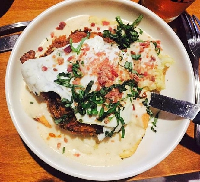 tupelohoneychickenbiscuitgravywithfriedegg