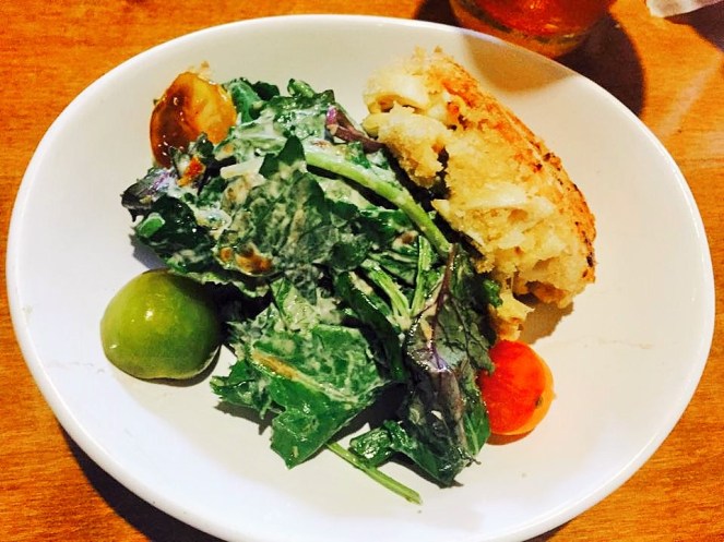 Tupelohoneyjumbolumpcrabcakeandkalesalad